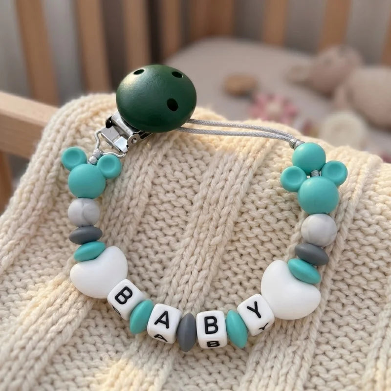 Attache-tétine personnalisée avec nom de bébé — Monptitlou Image
