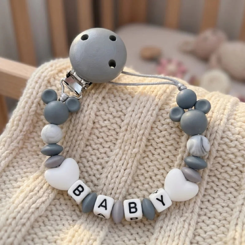 Attache-tétine personnalisée avec nom de bébé — Monptitlou
