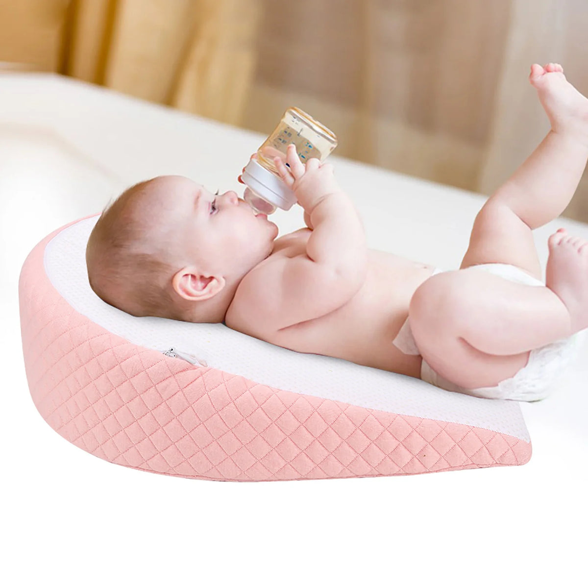 Cale-bébé incliné avec housse matelassée — Monptitlou Image