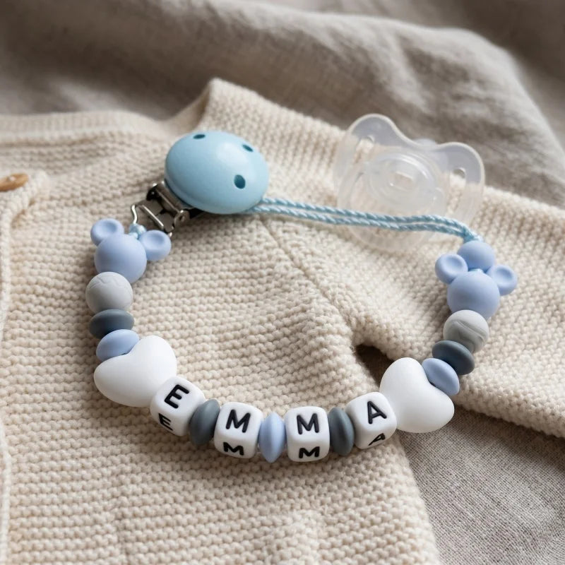 Attache-tétine personnalisée avec nom de bébé — Monptitlou