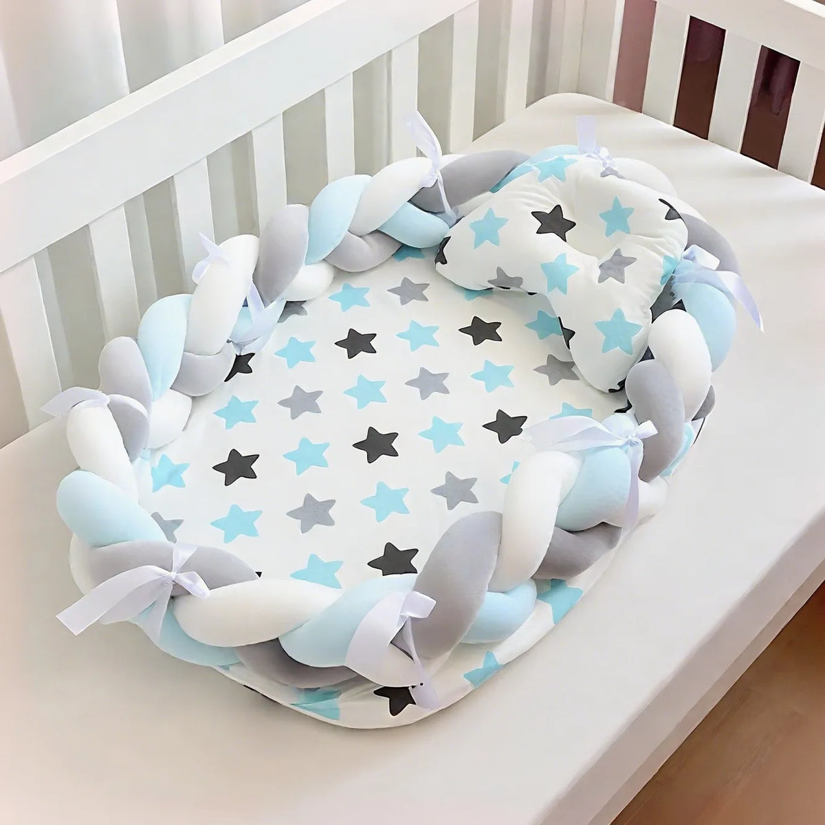 Réducteur de lit pour bébé avec tour tressé — Monptitlou Image