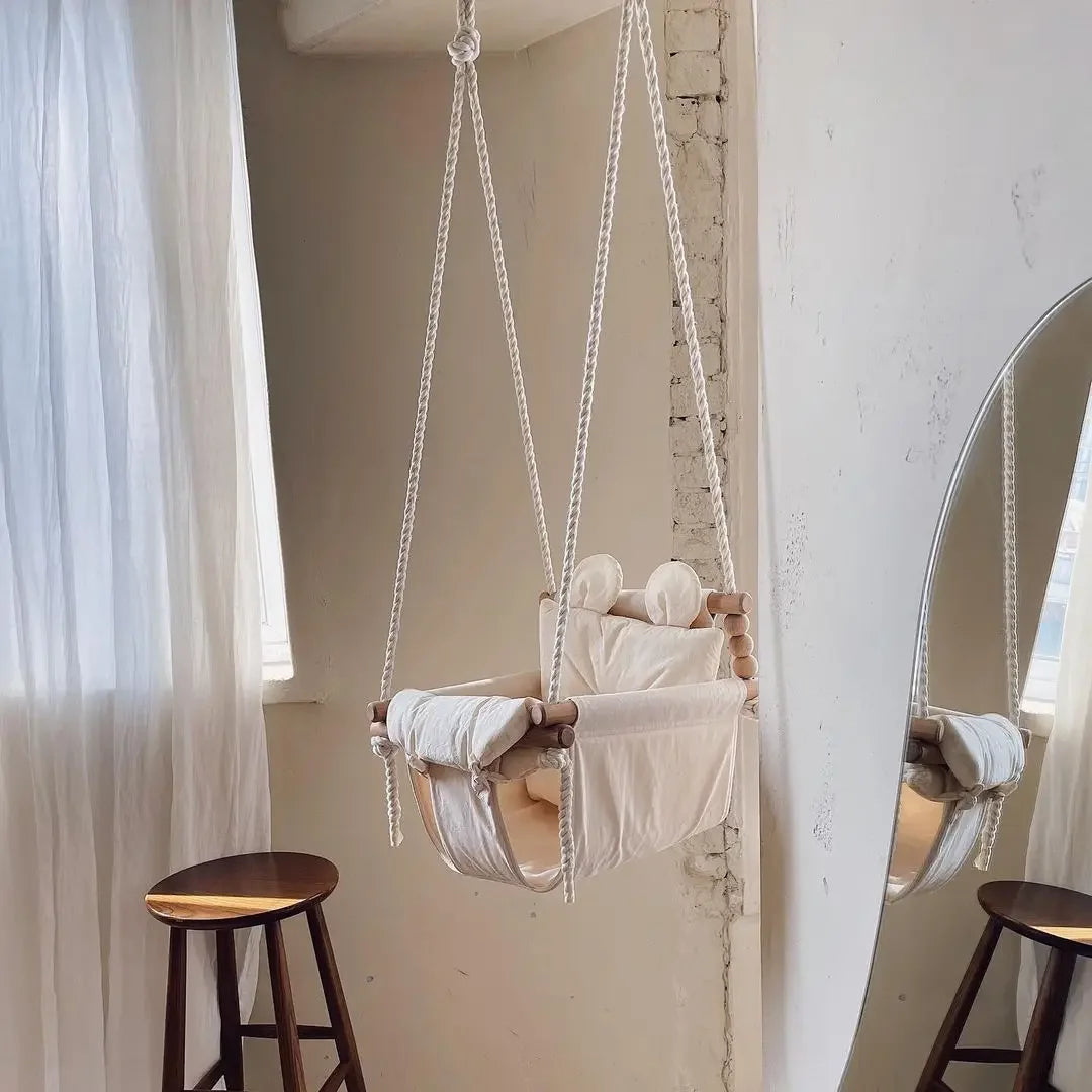 Chaise à bascule pour bébé, balançoire pour bébé, style ins, intérieur — Monptitlou Image