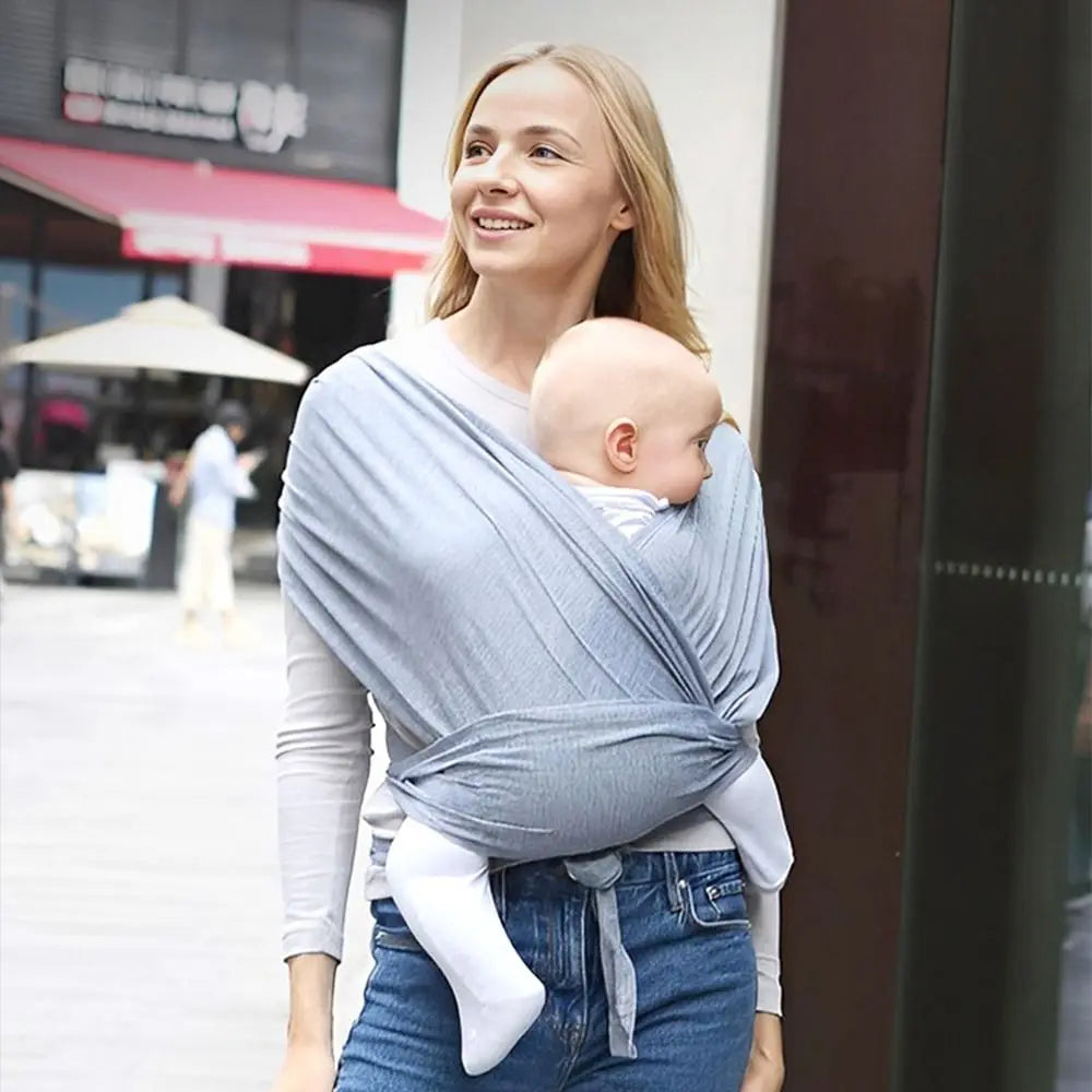 Porte-bébé confortable, sécurité avant tenant un nouveau-né — Monptitlou Image