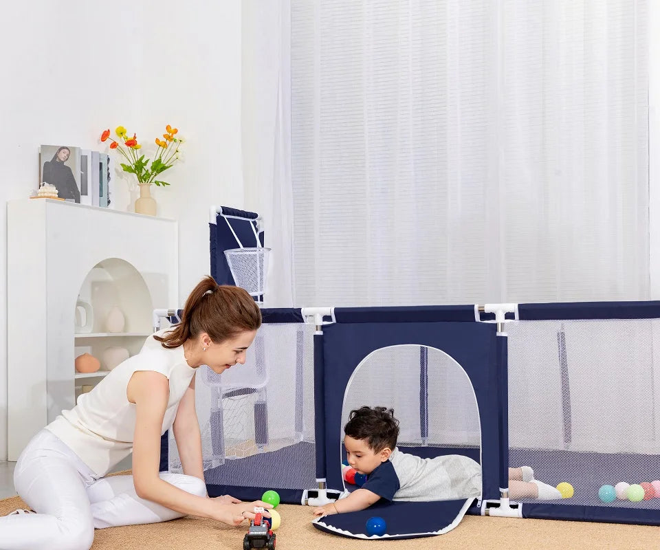 Parc de jeu pour bébé avec tapis matelassé — Monptitlou