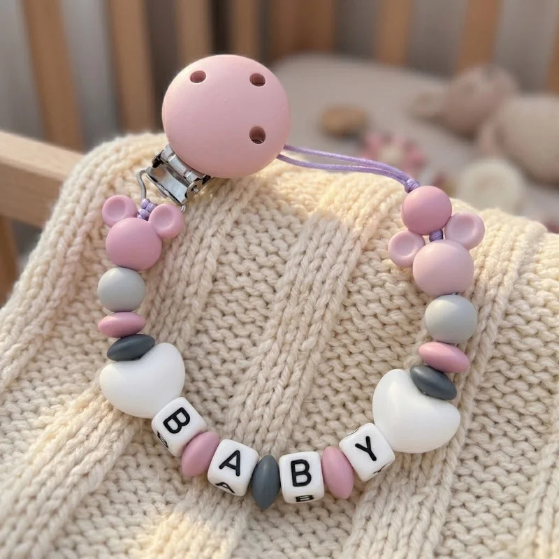 Attache-tétine personnalisée avec nom de bébé — Monptitlou