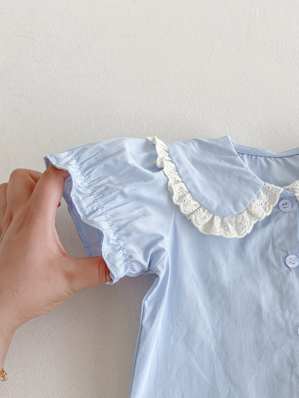 Haut de base ample et court à manches bouffantes en dentelle à revers — Monptitlou