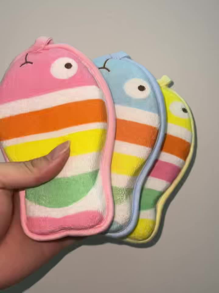 Éponge de bain bébé forme poisson animal cartoon douce pour la peau — Monptitlou