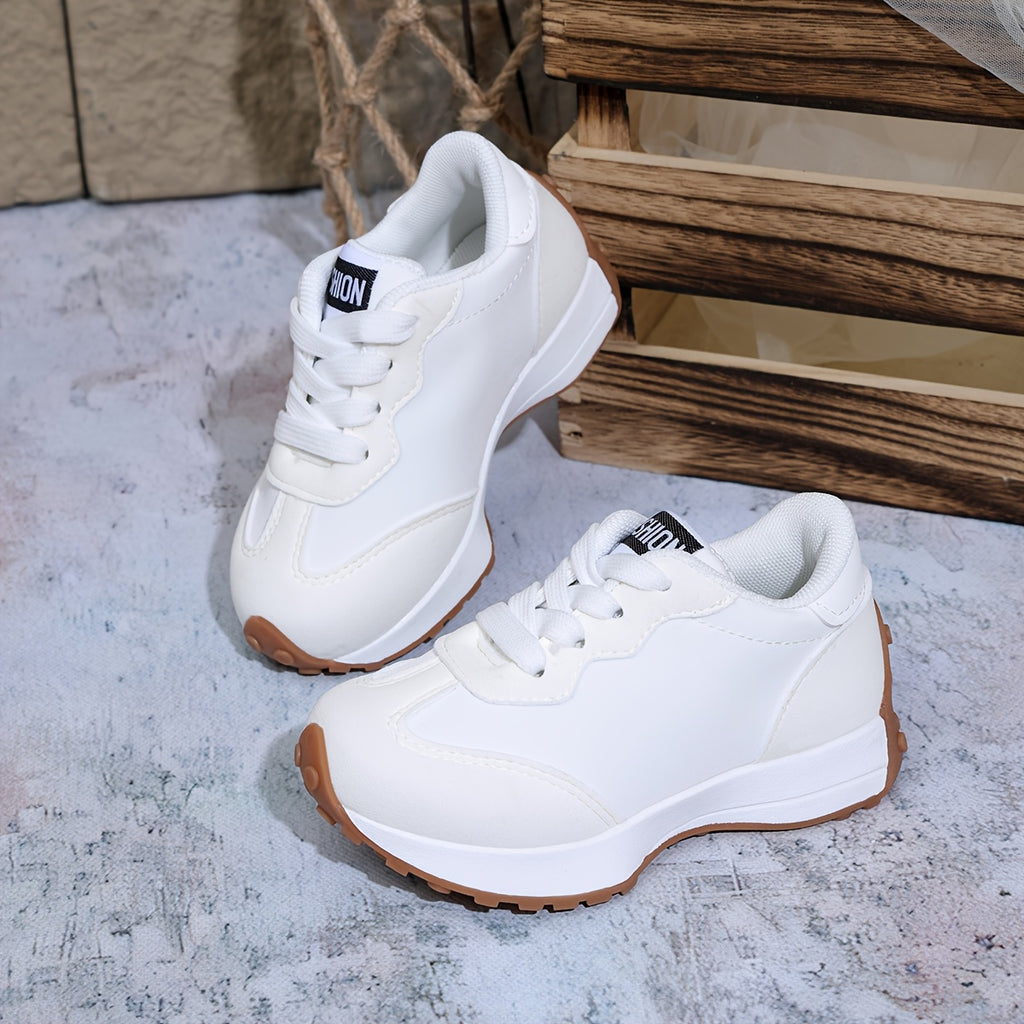 Paire de baskets blanches élégantes et confortables pour l'école — Monptitlou