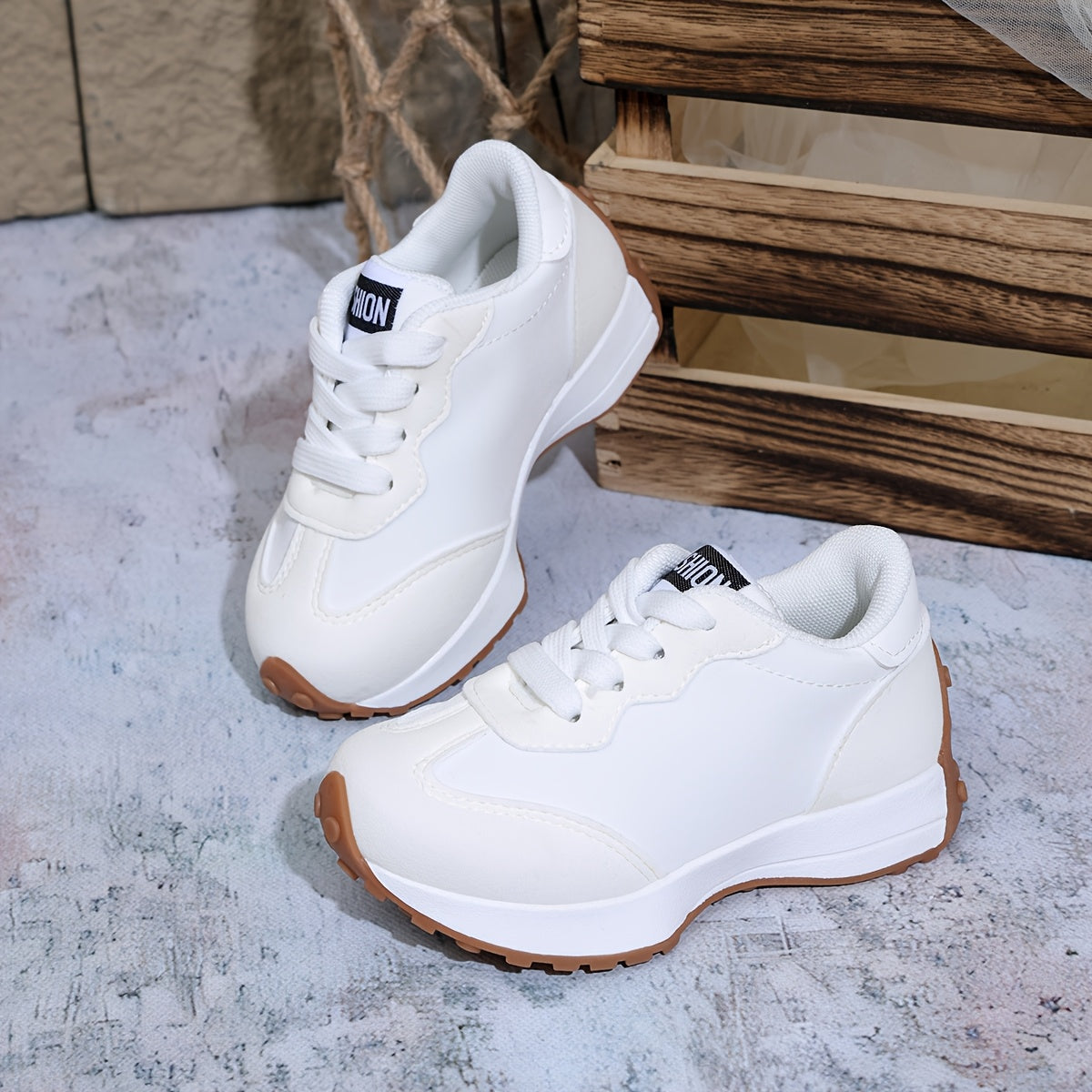 Paire de baskets blanches élégantes et confortables pour l'école — Monptitlou Image