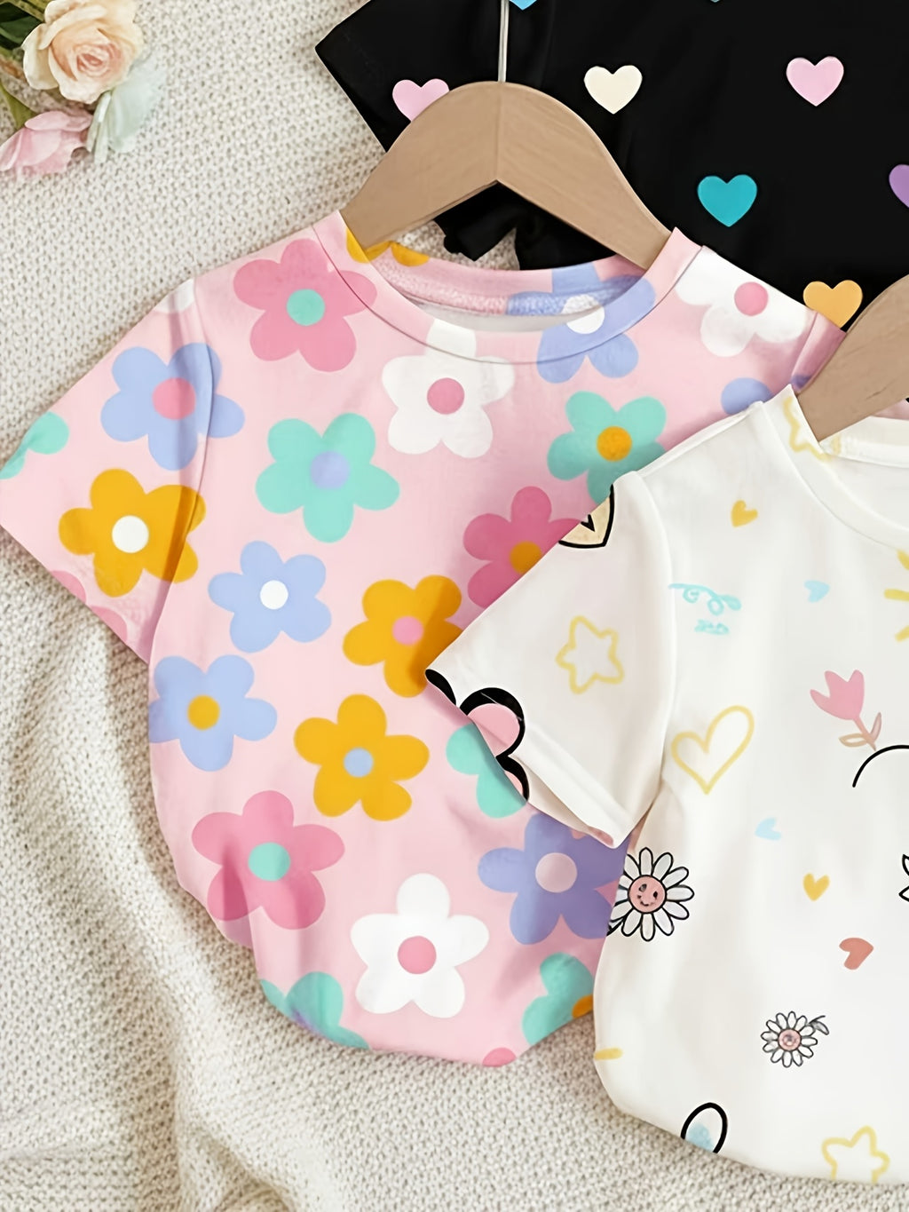 T-shirts manches courtes col rond motif floral et cœur estival — Monptitlou