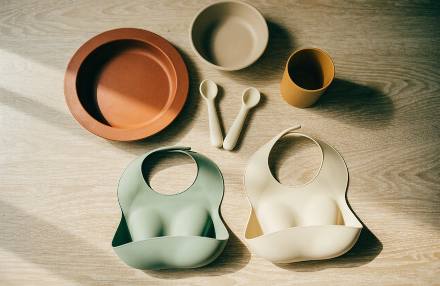 Vaisselle de repas pour bébé : assiette à ventouse, bol, gobelet, cuillères et bavoirs en silicone