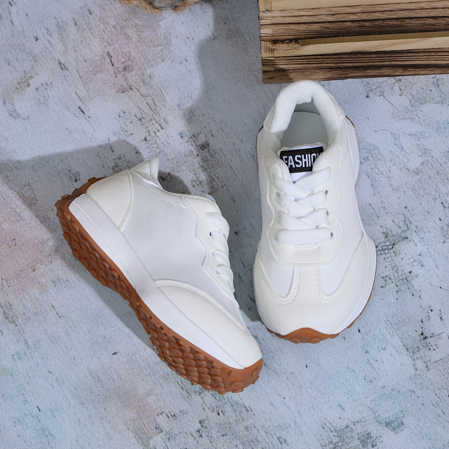 Paire de baskets blanches élégantes et confortables pour l'école — Monptitlou