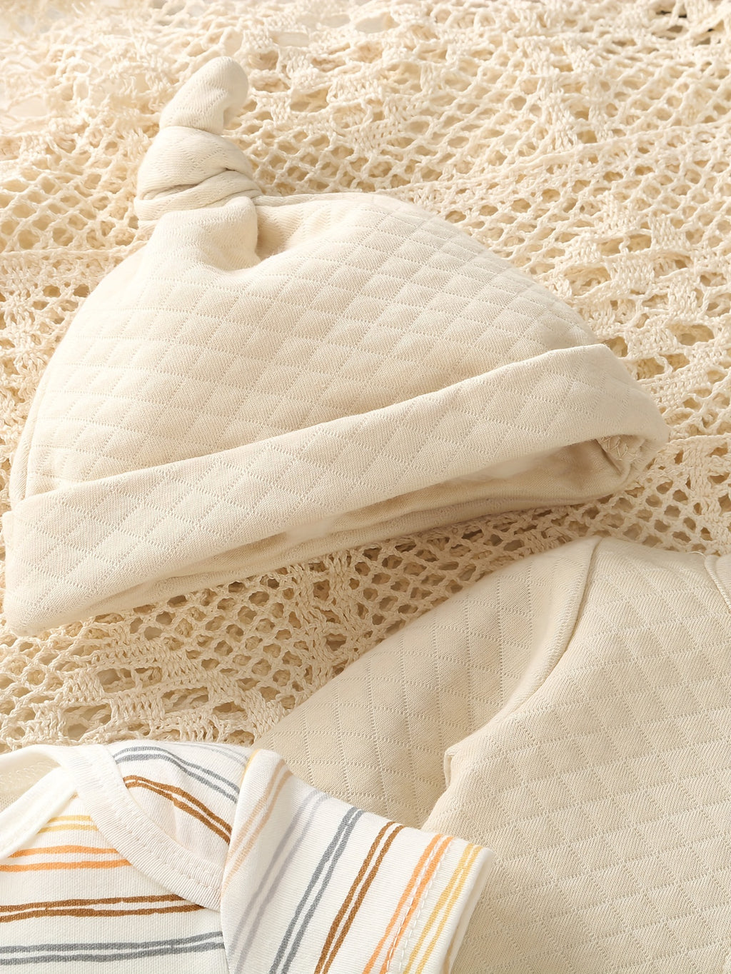 Ensemble quatre pièces automne-hiver pour bébés garçons avec un motif — Monptitlou