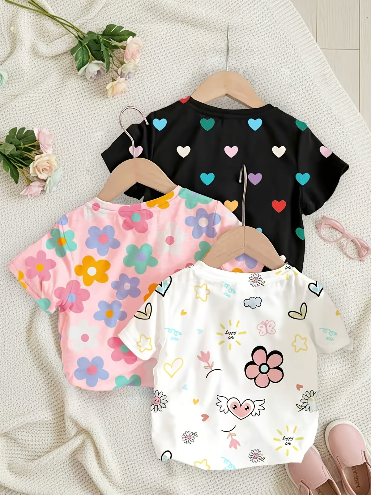 T-shirts manches courtes col rond motif floral et cœur estival — Monptitlou Image