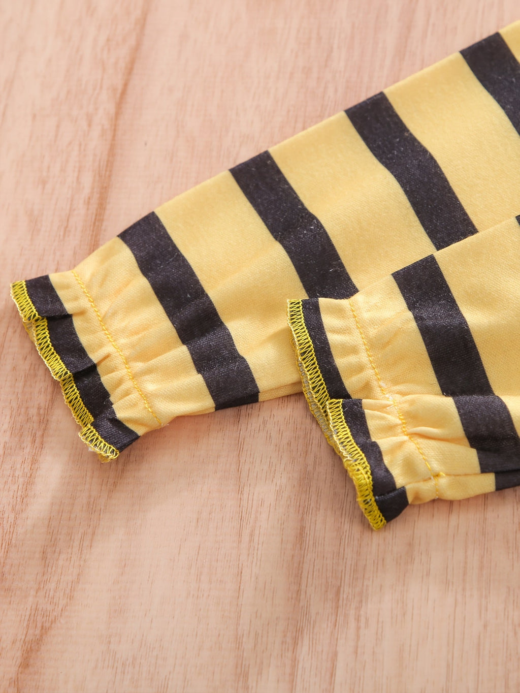 Grenouillère à manches longues pour enfant à imprimé abeille — Monptitlou