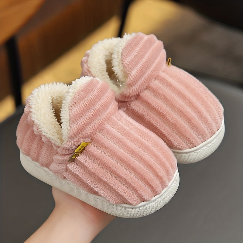Une paire de pantoufles d'intérieur décontractées et antidérapantes en — Monptitlou Image
