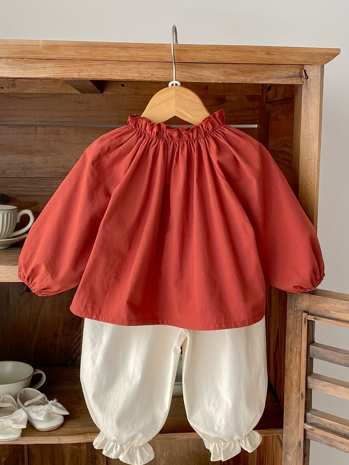 Vêtements bébé fille 0-3 ans col en bois manches longues chemise et — Monptitlou Image
