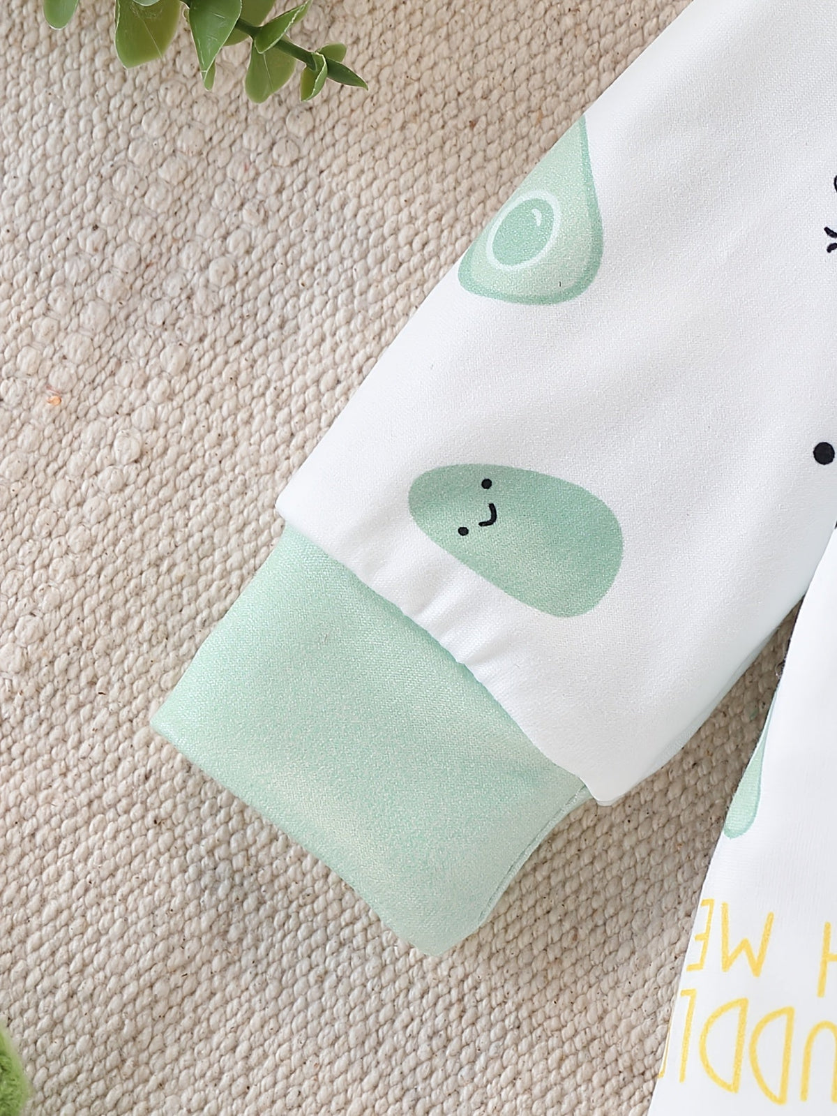 Ensemble body pieds et bonnet motif avocat pour enfants — Monptitlou Image