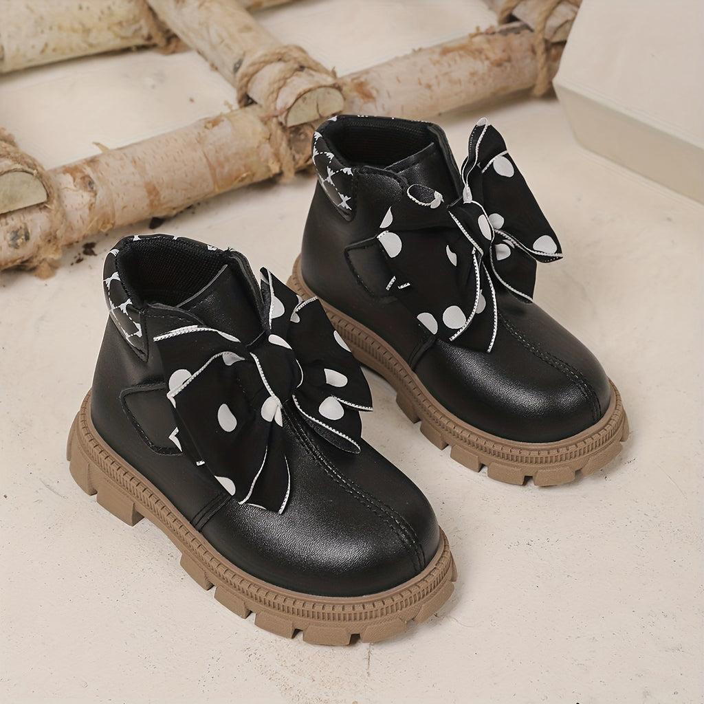 Nouvelles bottes tendance pour bébés filles avec des pois et un nœud — Monptitlou
