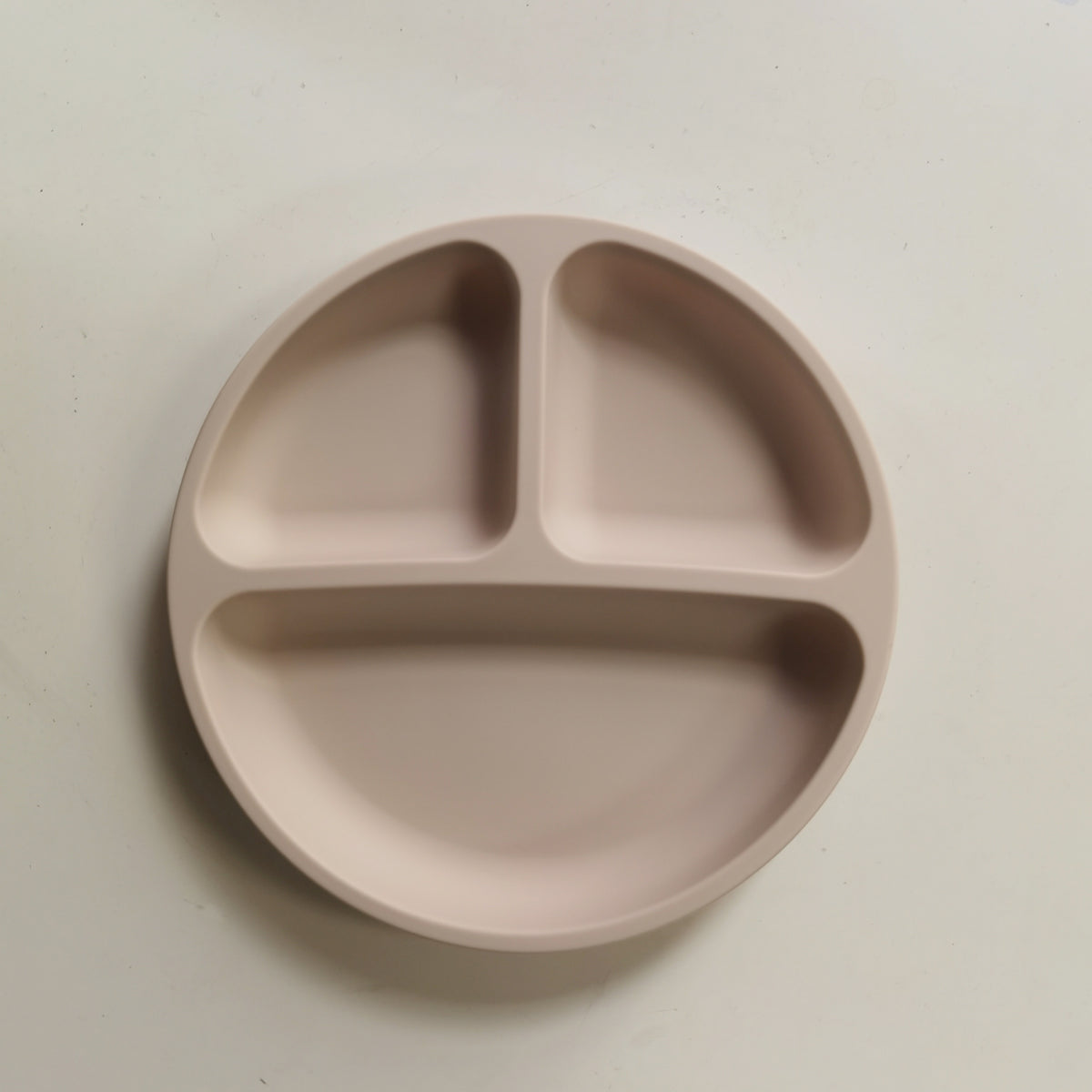 Assiettes à ventouse pour bébés, en silicone avec couvercle — Monptitlou Image