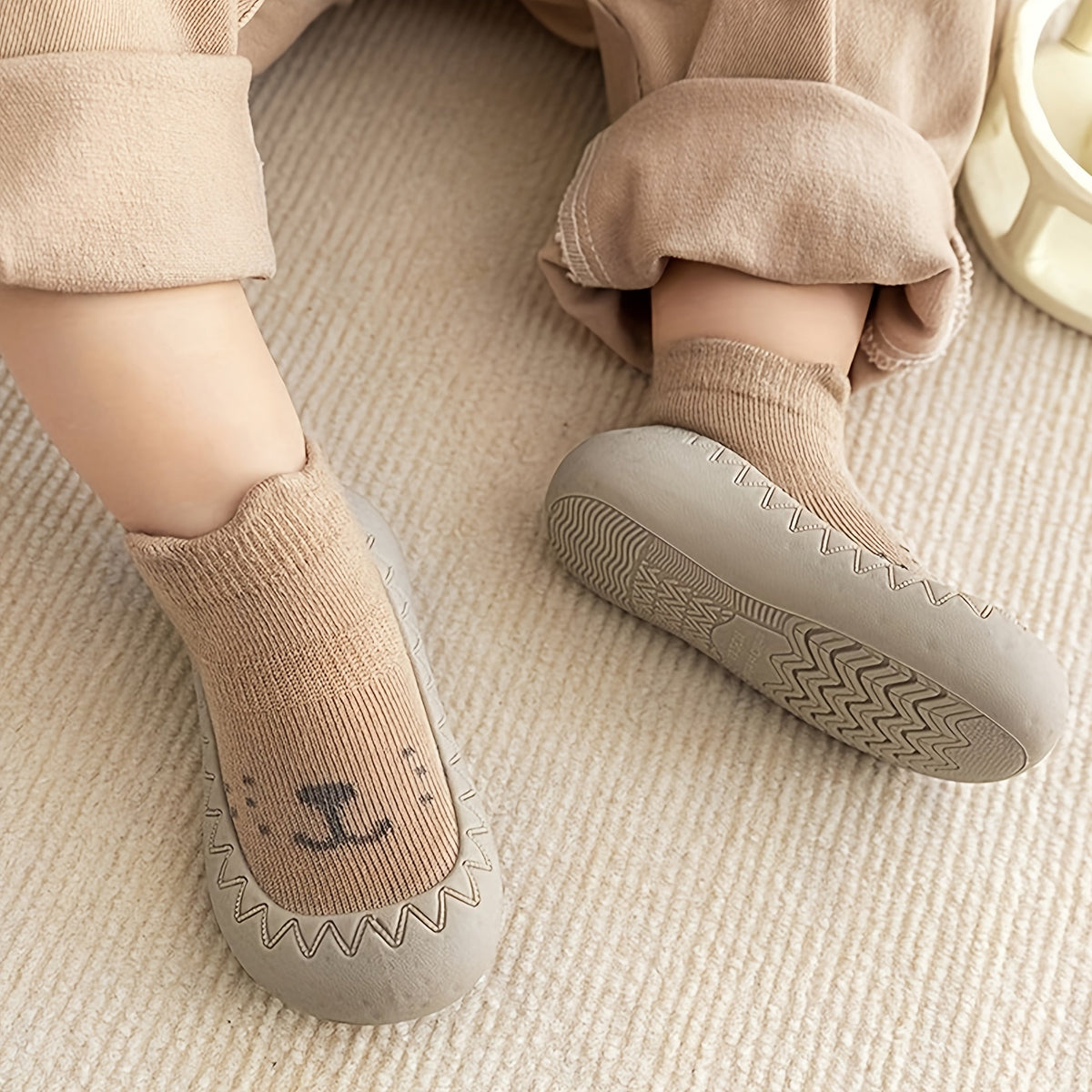 Paires chaussures et chaussettes pour premiers pas Tongsen Tongma — Monptitlou Image