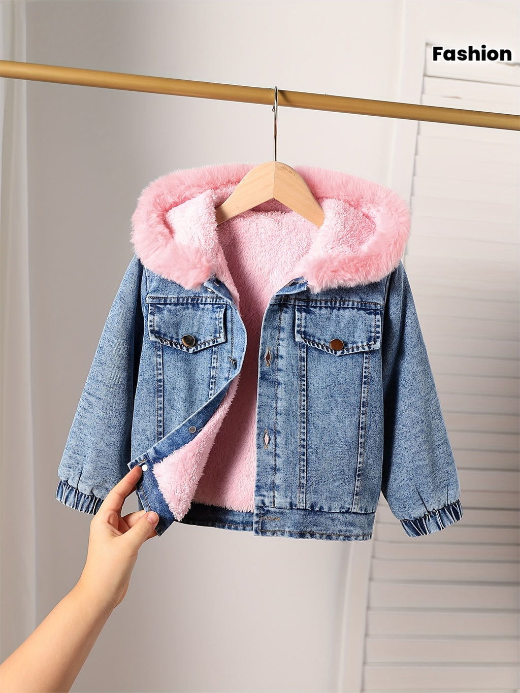 Veste en jean doublée moumoute rose， avec manches longues et capuche — Monptitlou