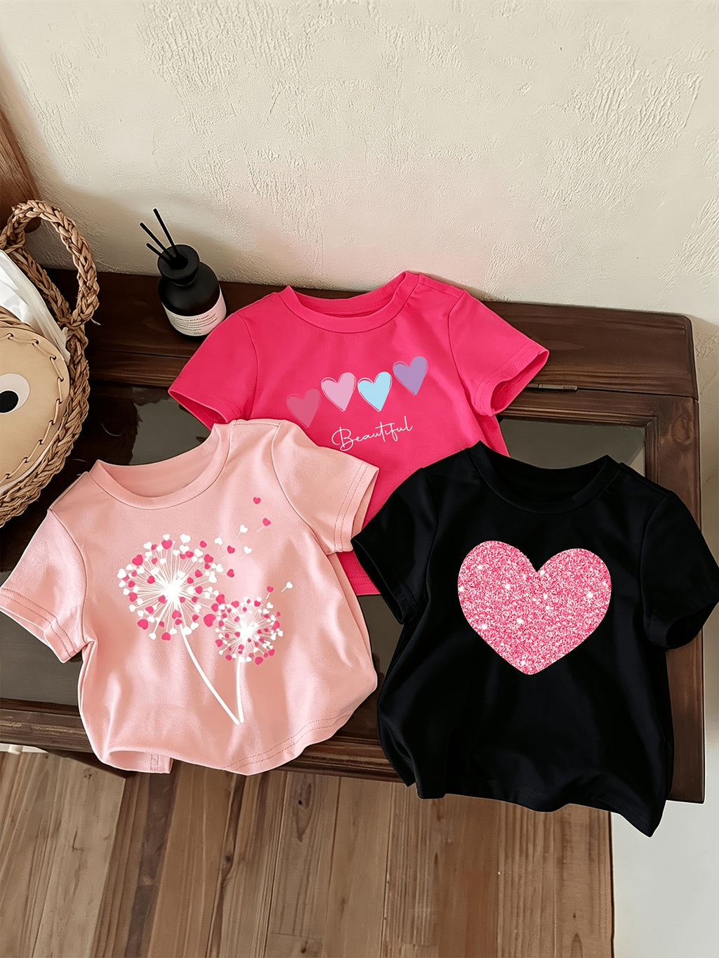 Hauts manches courtes col rond motif floral et cœur pour filles — Monptitlou