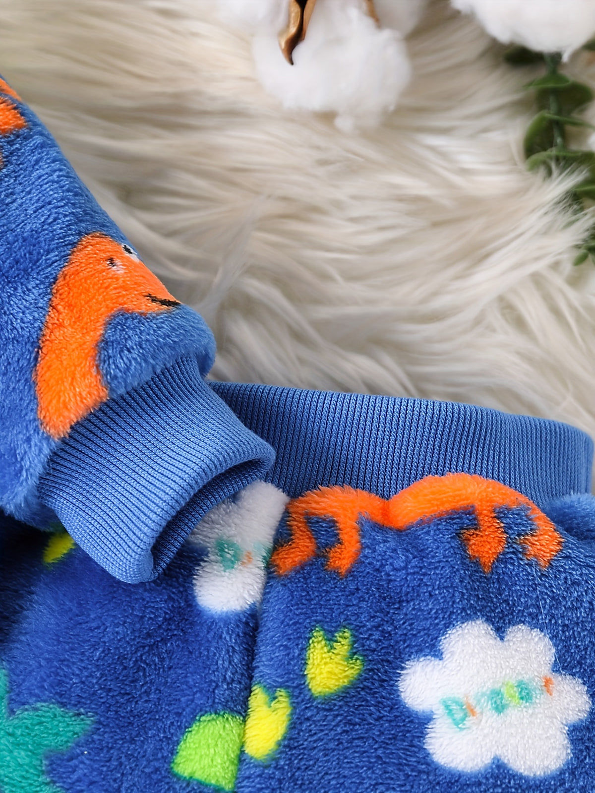 Ensemble 2 pièces sweat à capuche bébé motif petit dinosaure en peluche — Monptitlou Image