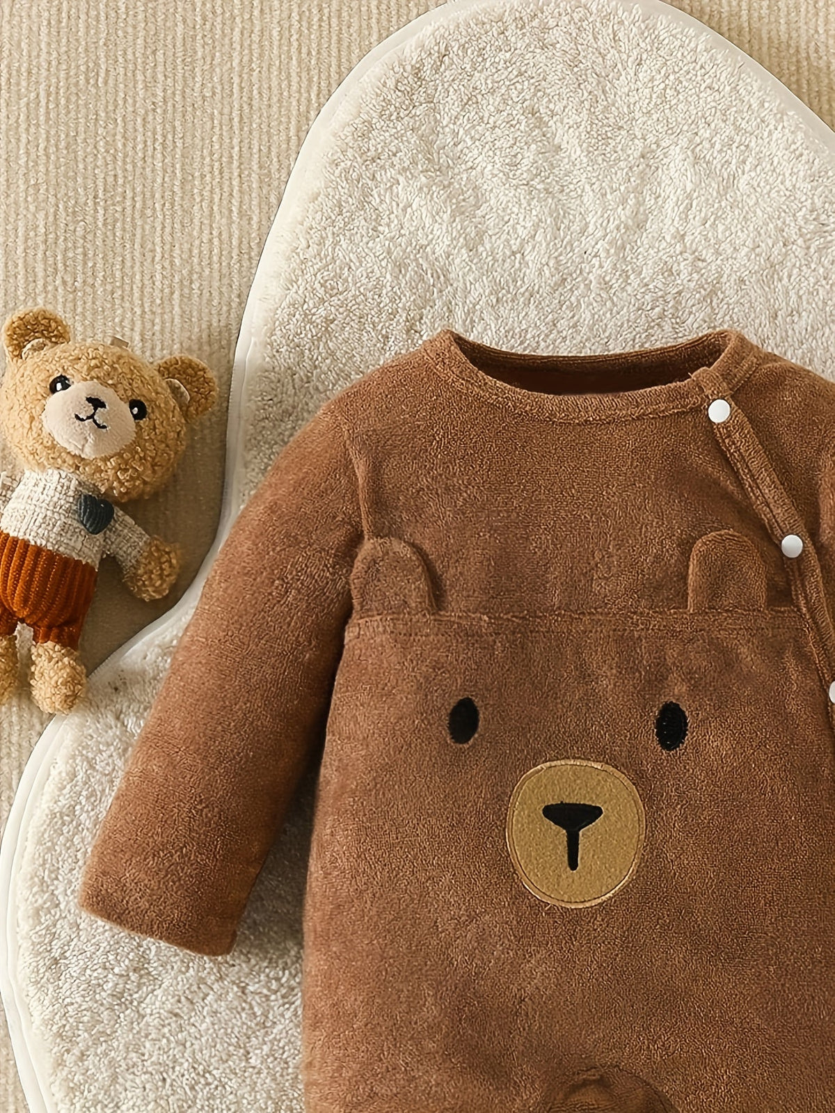 Pyjama pieds intégrés et bavoir ours brun mignon pour bébé garçon — Monptitlou Image