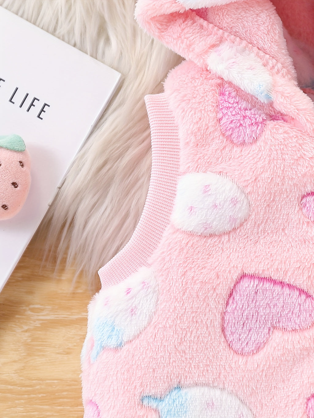 Gilet à capuche en peluche mignon à motifs cœur et fraise pour bébé — Monptitlou