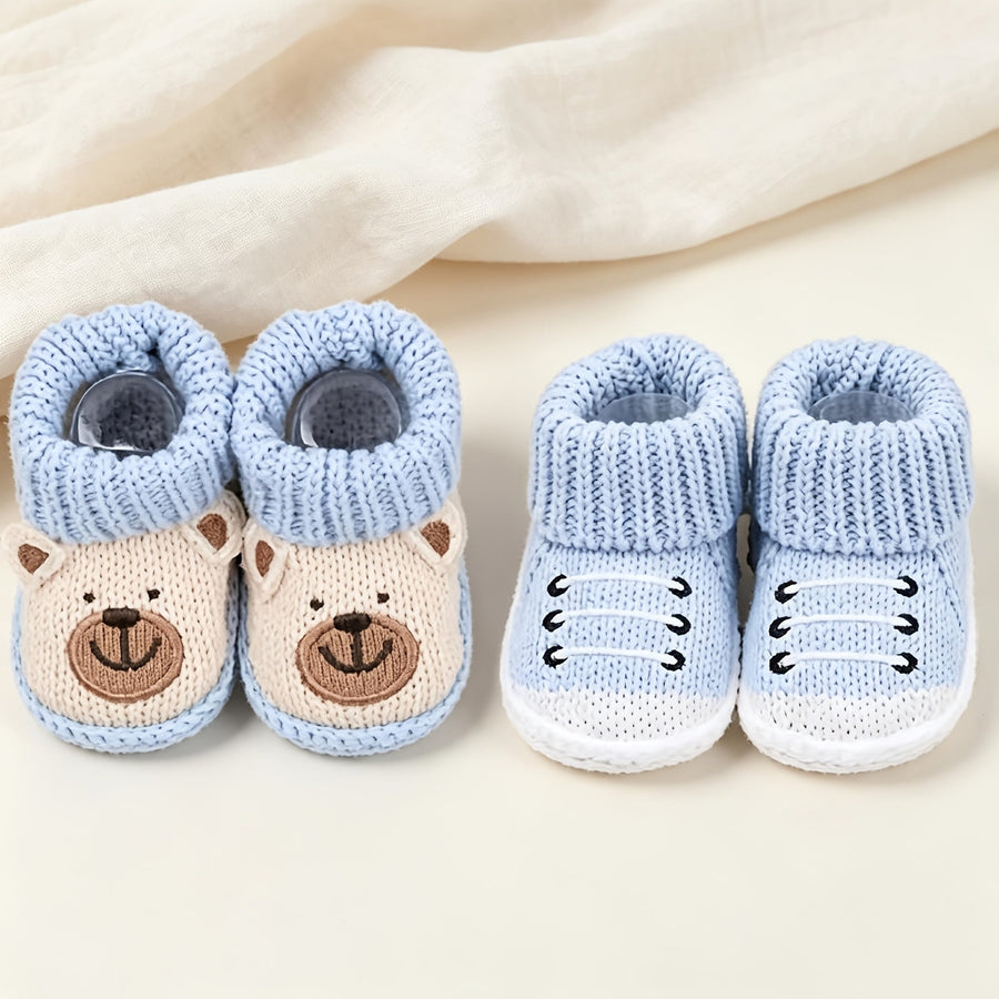 Paires de chaussures de bébé tricotées avec animaux mignons — Monptitlou