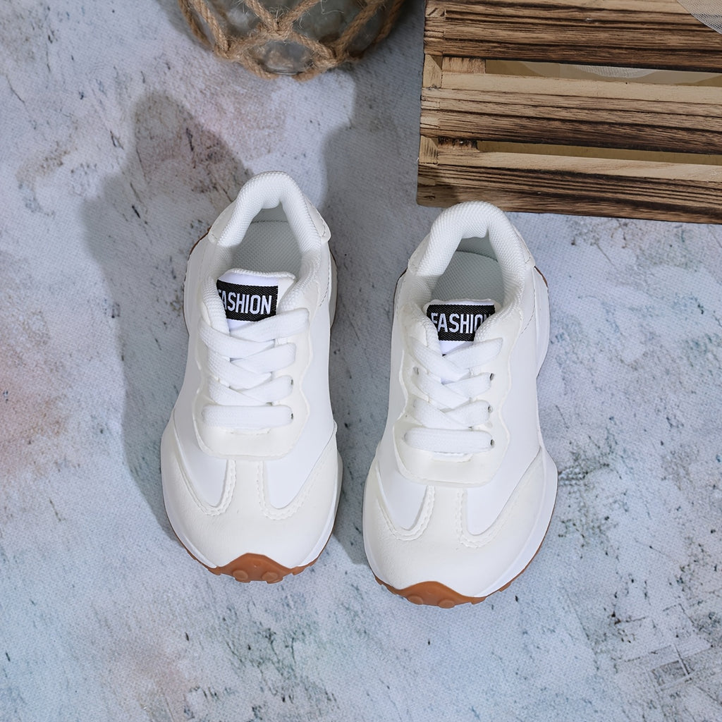 Paire de baskets blanches élégantes et confortables pour l'école — Monptitlou