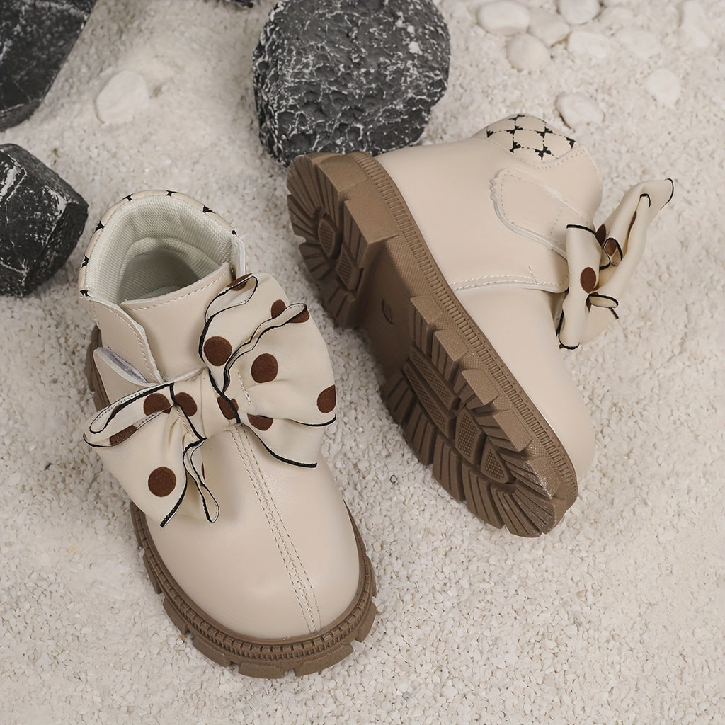 Nouvelles bottes tendance pour bébés filles avec des pois et un nœud — Monptitlou