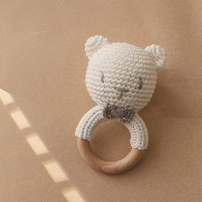 Hochet ourson au crochet sur anneau de bois — Monptitlou