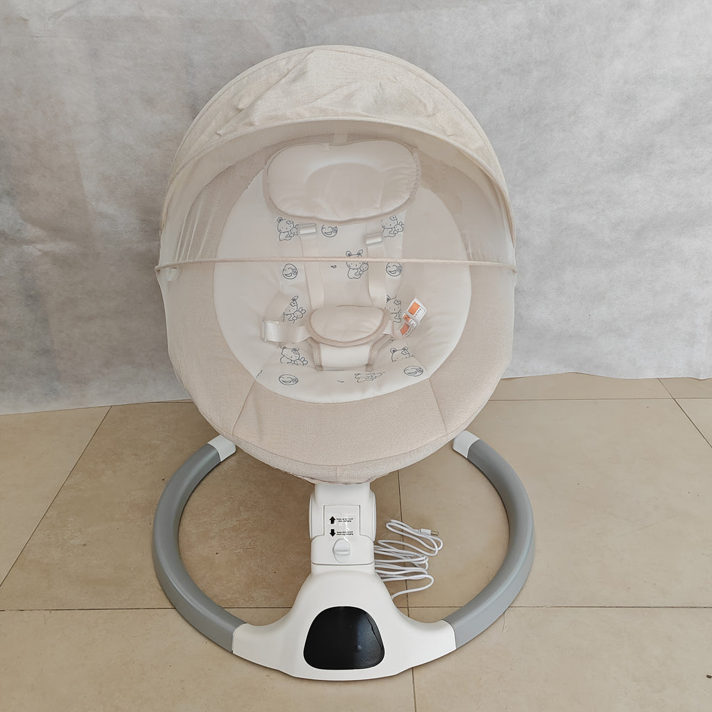 Berceau bébé avec ceintures de sécurité et moustiquaire amovible — Monptitlou