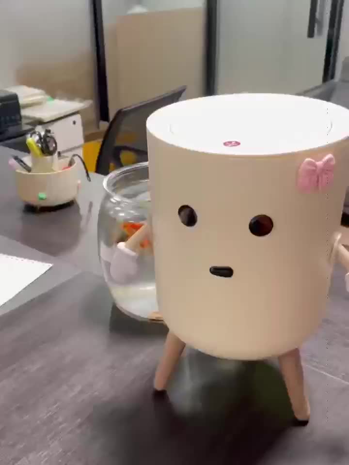 Poubelle mignonne de dessin animé avec visage — Monptitlou