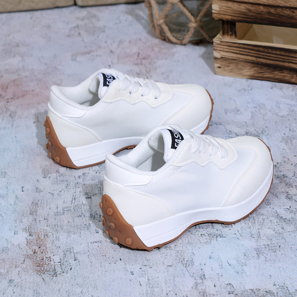 Paire de baskets blanches élégantes et confortables pour l'école — Monptitlou