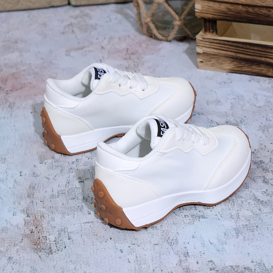 Paire de baskets blanches élégantes et confortables pour l'école — Monptitlou