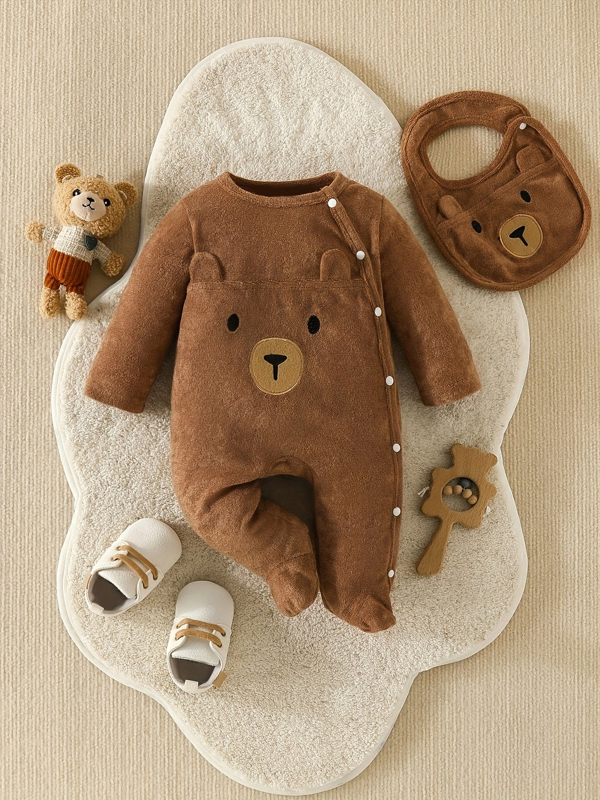Pyjama pieds intégrés et bavoir ours brun mignon pour bébé garçon — Monptitlou Image