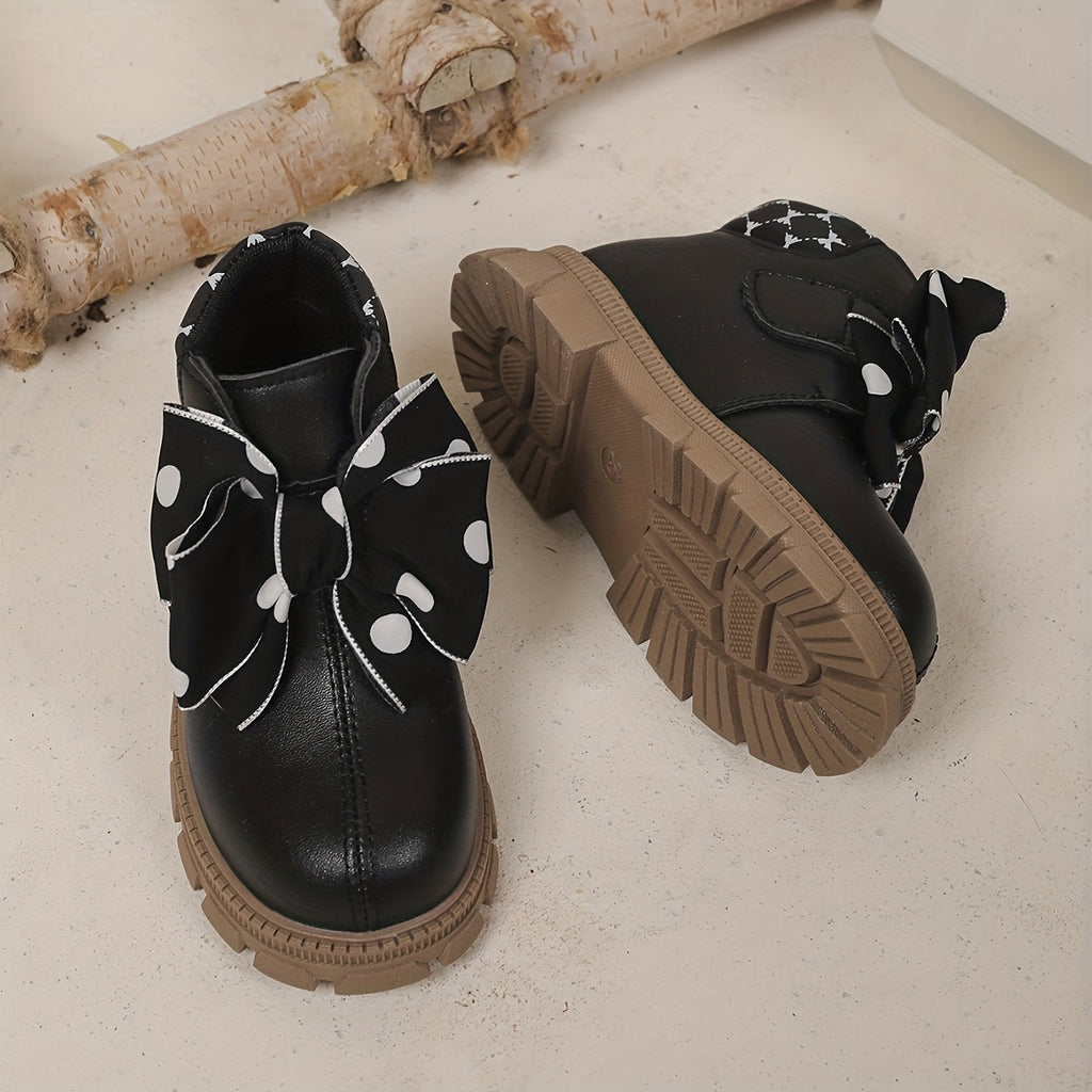 Nouvelles bottes tendance pour bébés filles avec des pois et un nœud — Monptitlou