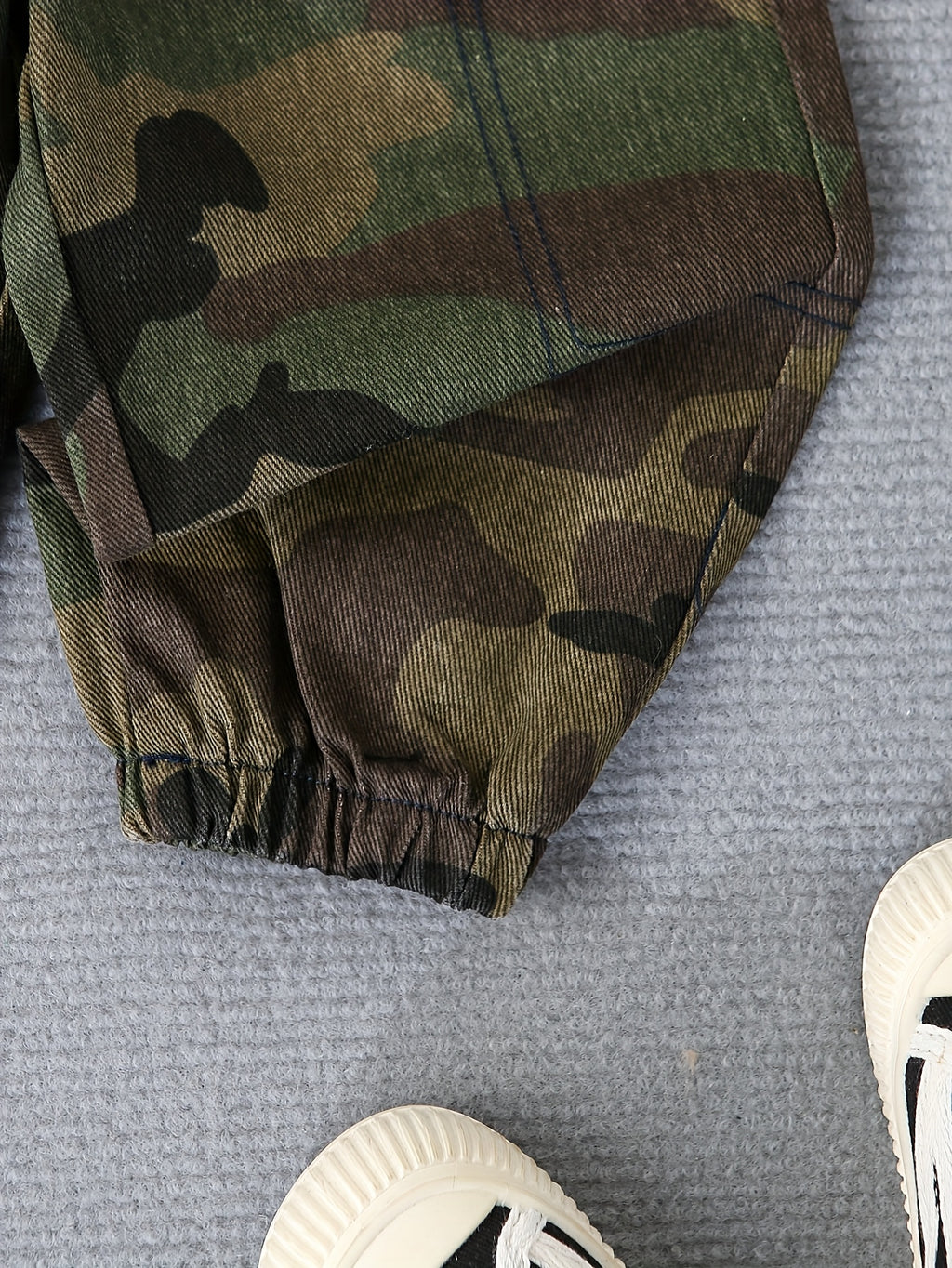 Pantalon cargo camouflage pour garçon avec motif camouflage classique — Monptitlou