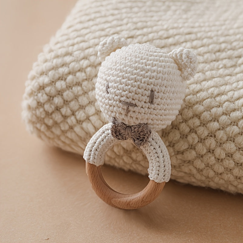 Hochet ourson au crochet sur anneau de bois — Monptitlou