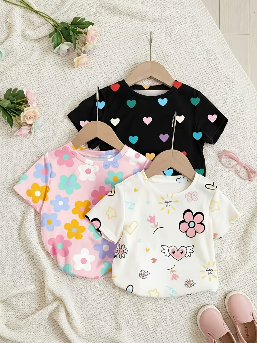 T-shirts manches courtes col rond motif floral et cœur estival — Monptitlou
