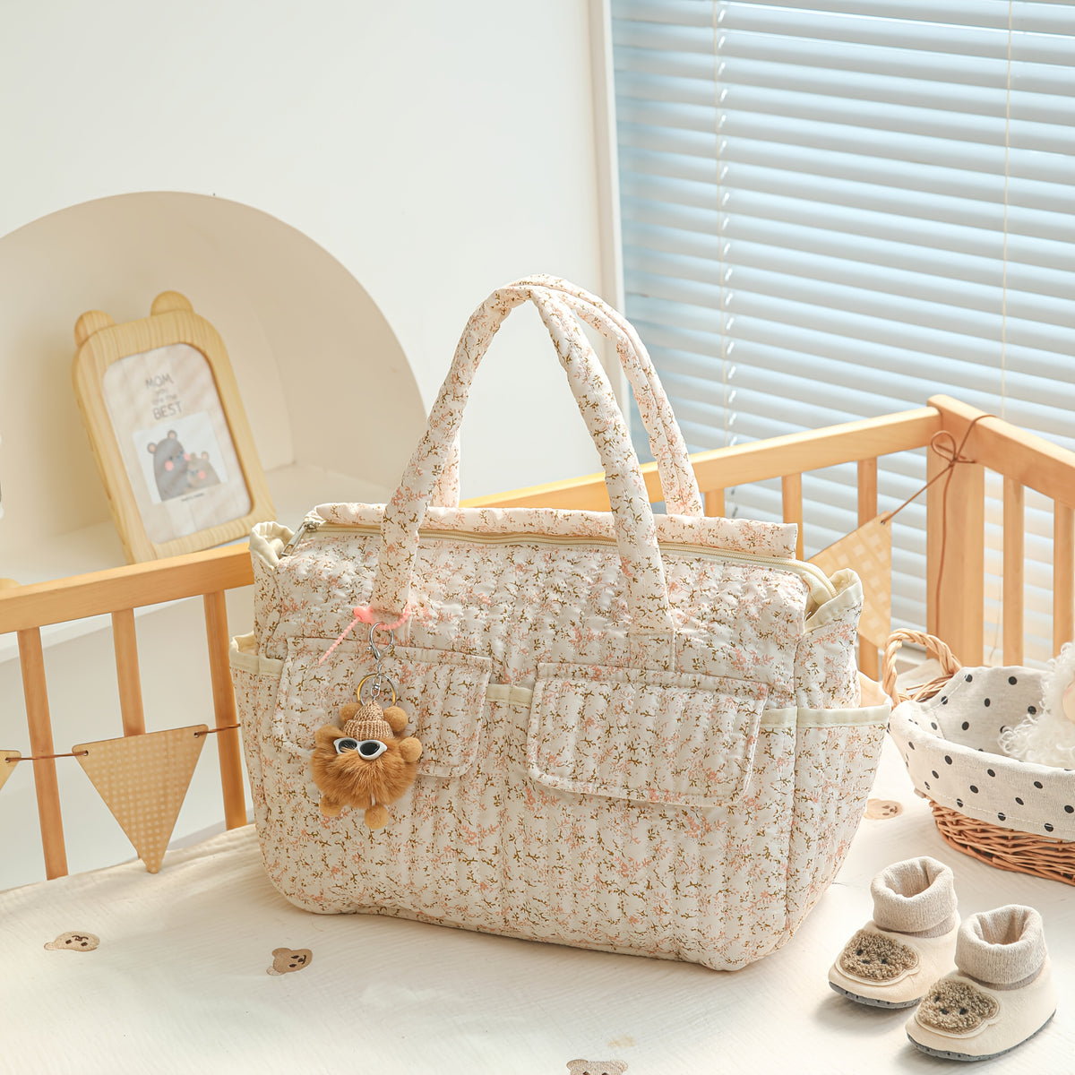 Grand sac fourre-tout matelassé à petites fleurs roses pour mamans et — Monptitlou Image