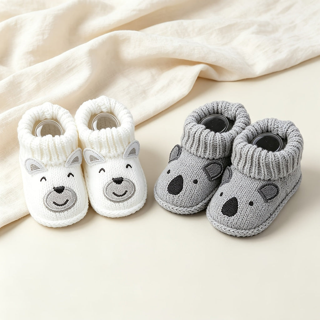 Paires de chaussures de bébé tricotées avec animaux mignons — Monptitlou